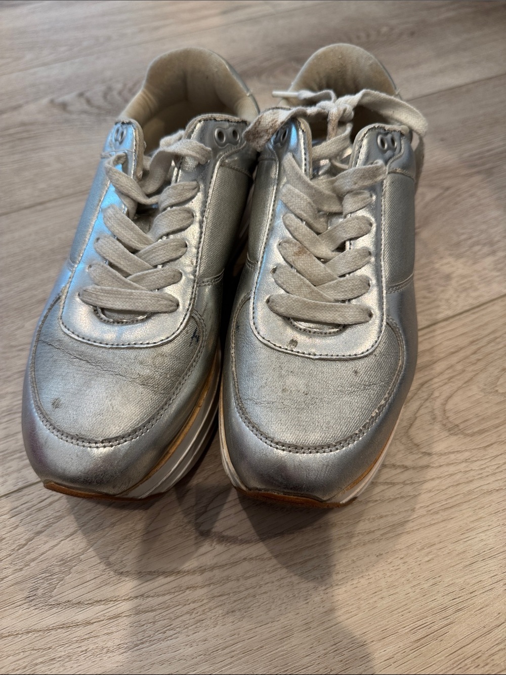 IC COLLECTION Metallic Silver Low-Top Sneakers